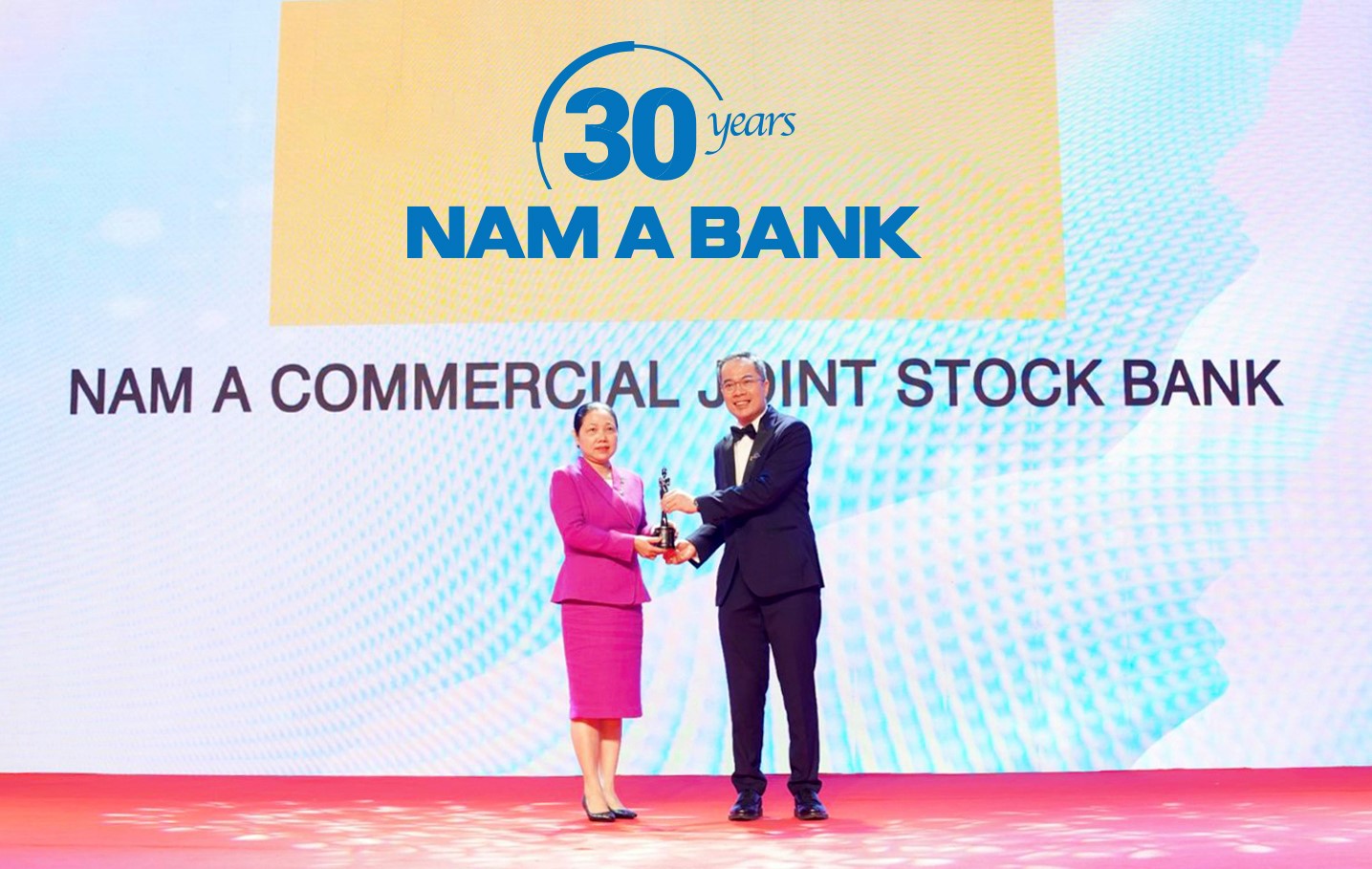 Đại diện Nam A Bank nhận giải thưởng “Nơi làm việc tốt nhất châu Á 2022”.