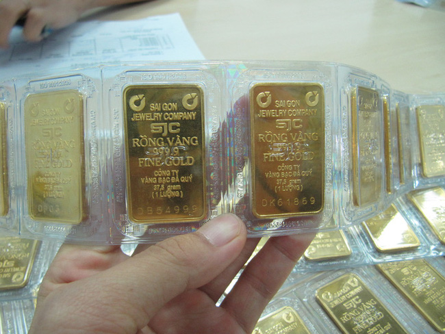 Trong khi giá vàng thế giới giảm sâu, thì giá vàng trong nước tăng giá hoặc đứng yên, khiến giá vàng miếng SJC trong nước đắt hơn giá thế giới hơn 18.750.000 đồng/lượng.