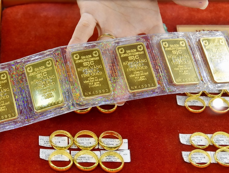 Mặc dù giảm mạnh, nhưng giá vàng miếng SJC trong nước vẫn đắt hơn giá thế giới hơn 18 triệu đồng/lượng.