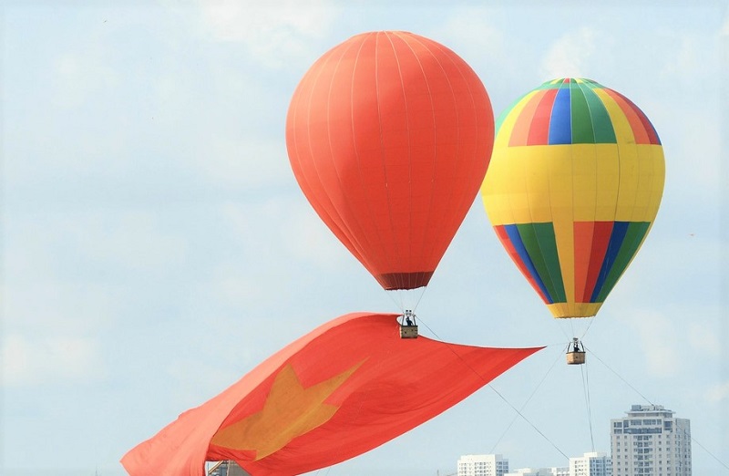 Hai chiếc khinh khí cầu lớn mang theo lá đại kỳ 1.800m2 bay trên bầu trời TP.HCM chào mừng lễ Quốc khánh 2/9.