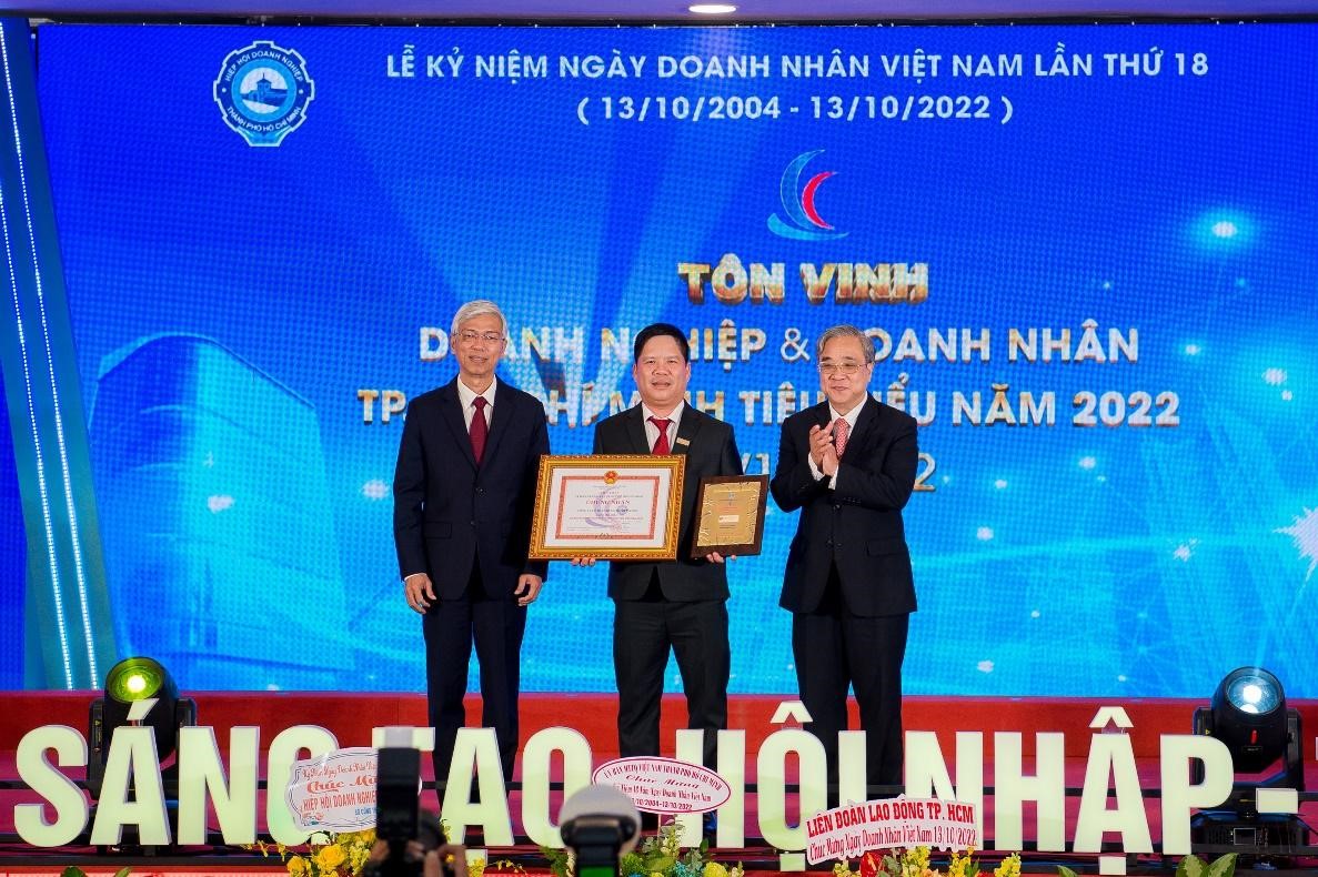 Ông Huỳnh Thanh Tứ - Phó Tổng giám đốc Hưng Thịnh Incons đại diệnp/nhận giải thưởng “Sản phẩm, Dịch vụ tiêu biểu Thành phố Hồ Chí Minh năm 2022”.