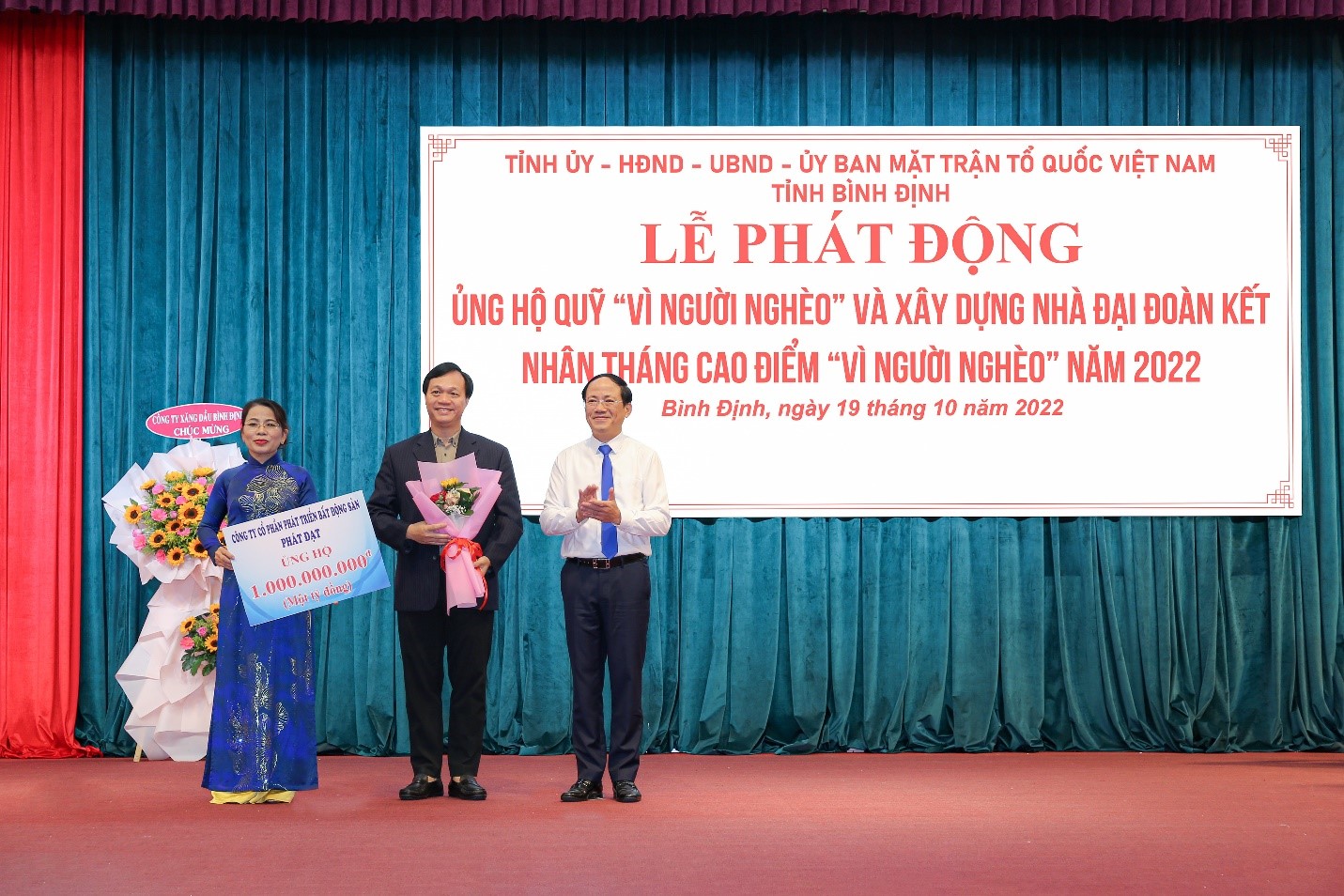 Ông Bùi Quang Anh Vũ – Tổng Giám đốc Công ty CPPT BĐS Phát Đạt trao tặng 1 tỷ đồng tại lễ phát động.