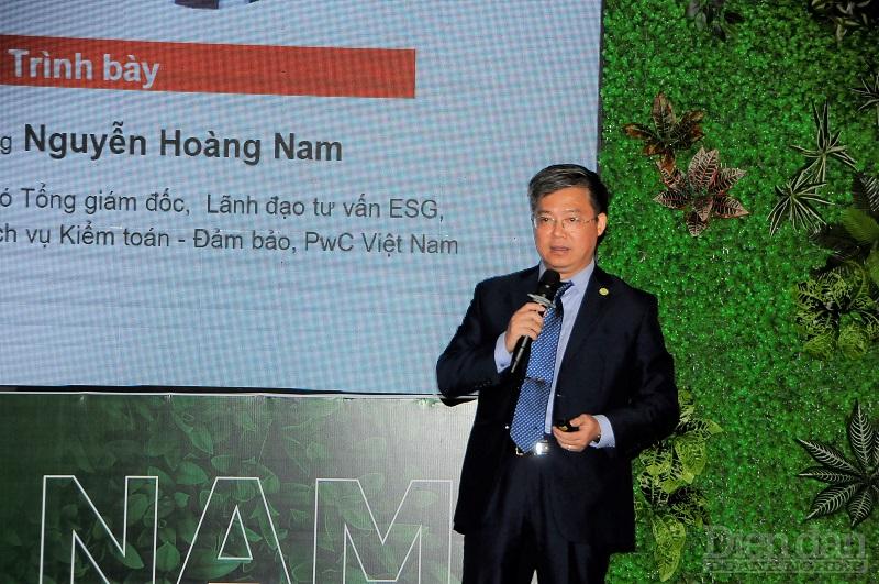 Ông Nguyễn Hoàng Nam, Phó Tổng Giám đốc, Lãnh đạo ESG, Dịch vụ Kiểm toán và Đảm bảo PwC Việt Nam trình bày về báo cáo