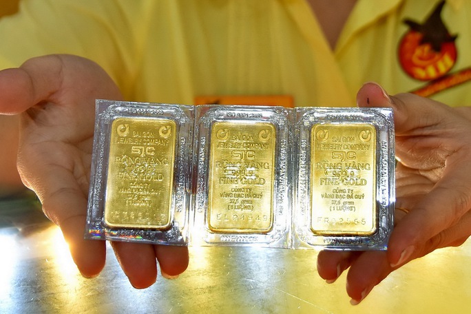 Mặc cho giá vàng thế giới giảm, giá vàng miếng SJC trong nước vẫn 