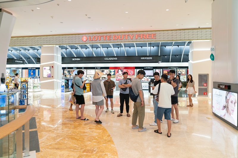 Ngay trong ngày đầu mở cửa, cửa hàng miễn thuế dưới phố đã d9n1 đoàn du khách Hàn Quốc đầu tiên đến tham quam mua sắm.