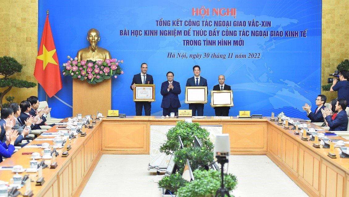 Pfizer Việt Nam đón nhận bằng khen của Thủ tướng Chính phủ về những đóng góp quan trọng trong công tác phòng, chống đại dịch COVID-19 tại Việt Nam năm 2021.