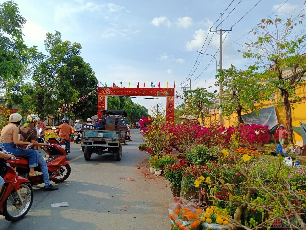 Hơn 16 giờ lượng hoa cảnh tại chợ hoa Xuân trong KCN Vĩnh Lộc, huyện Bình Chánh, TP.HCM vẫn còn rất nhiều.