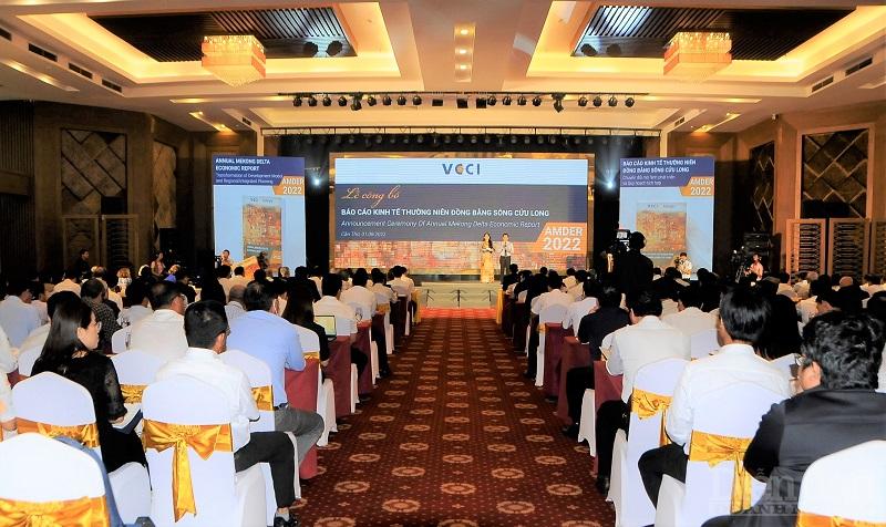 năm 2022, VCCI Cần Thơ đã xây dựng Báo cáo kinh tế thường niên ĐBSCL, với chủ đề “Quy hoạch tích hợp và chuyển đổi nông nghiệp” - Ảnh: Đình Đại.