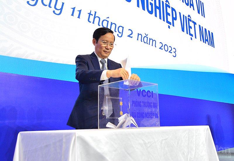 Chủ tịch VCCI Phạm Tấn Công bỏ phiếu bầu bổ sung BCH VCCI khóa VII - Ảnh: QUỐC TUẤN.