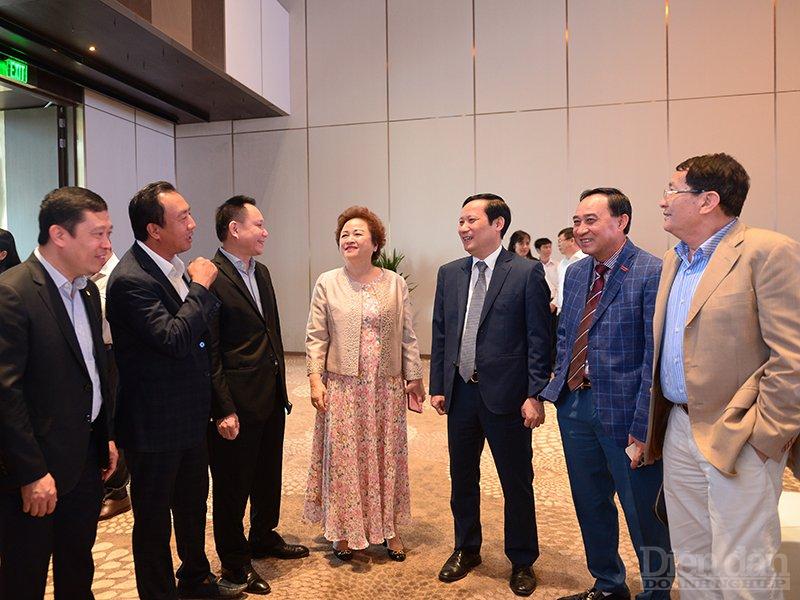 Chủ tịch VCCI Phạm Tấn Công trao đổi với các đại biểu - Ảnh: QUỐC TUẤN.
