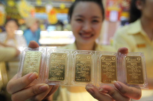 Vàng trong nước đắt hơn thế giới gần 16 triệu đồng/lượng.