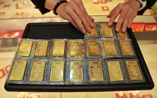 Giá vàng SJc trong nước hiện vẫn đang cao hơn giá vàng thế giới hơn 16 triệu đồng/lượng.