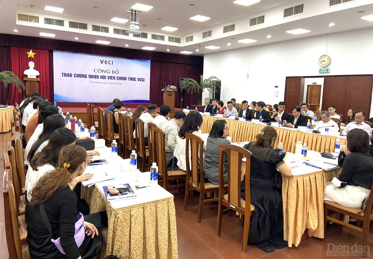 Liên đoàn Thương mại và Công nghiệp Việt Nam chi nhánh TP.HCM (VCCI HCM) đã tổ chức Lễ công bố Quyết định và trao Chứng nhận Hội viên chính thức cho 35 doanh nghiệp - Ảnh: Đình Đại.