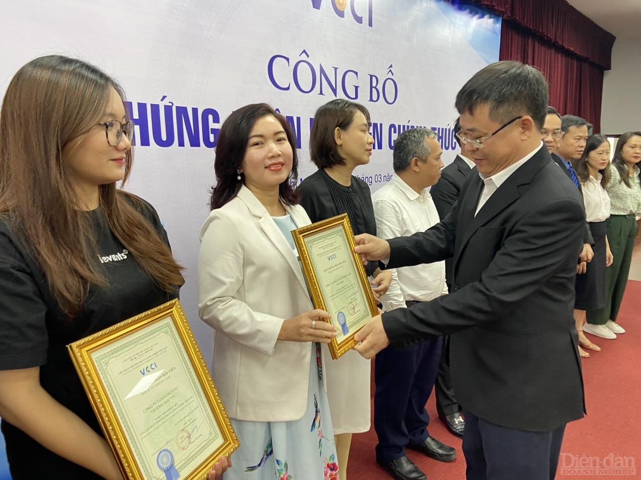 Giám VCCI HCM Trần Ngọc Liêm trao chứng nhận Hội viên chính thức cho các doanh nghiệp - Ảnh: Đình Đại.