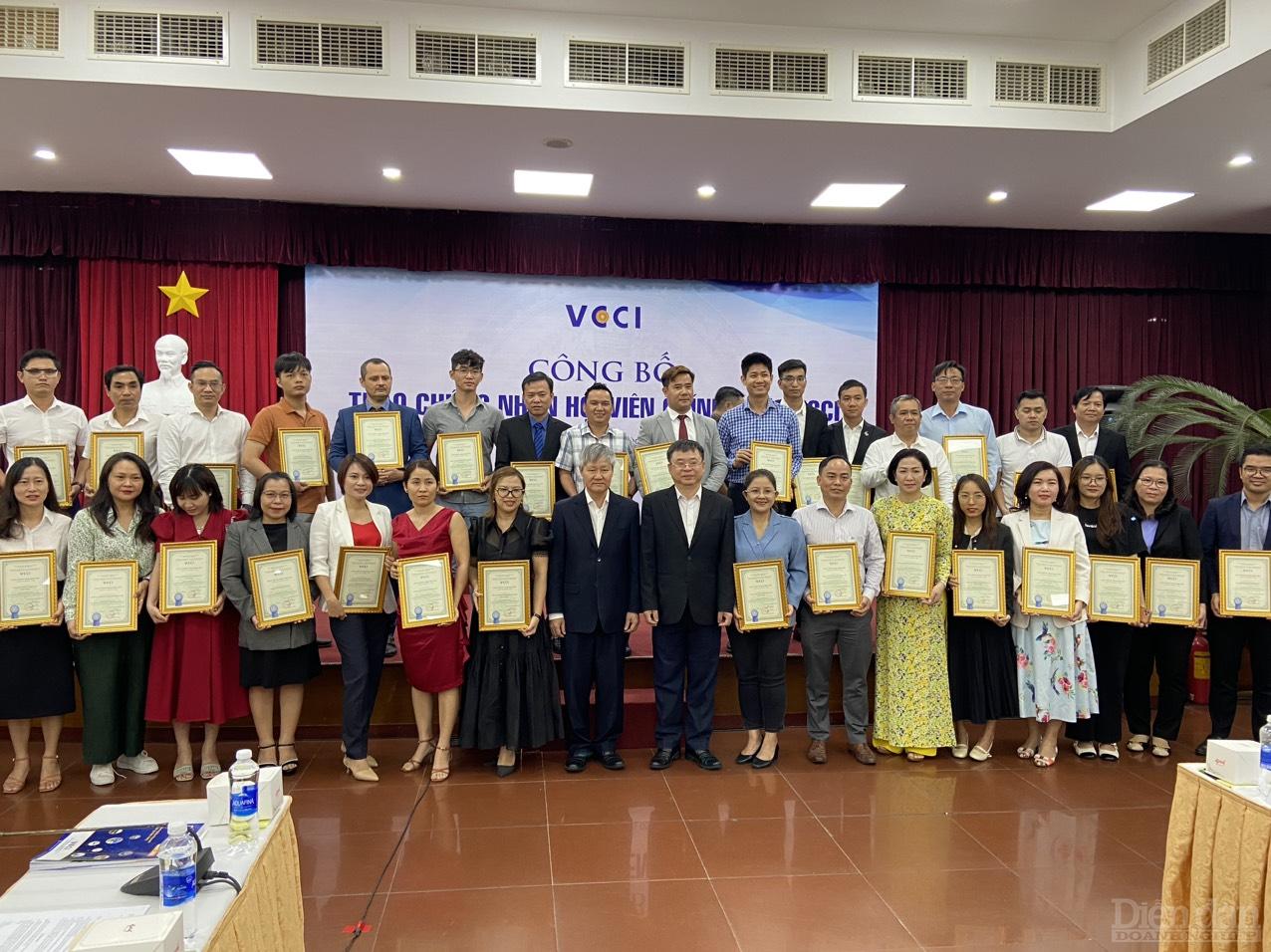 Ông Võ Tân Thành - Phó Chủ tịch VCCI và ông Trần Ngọc Liêm - Giám đốc VCCI HCM chụp ảnh lưu niệm với các doanh nghiệp Hội viên - Ảnh: Đình Đại.