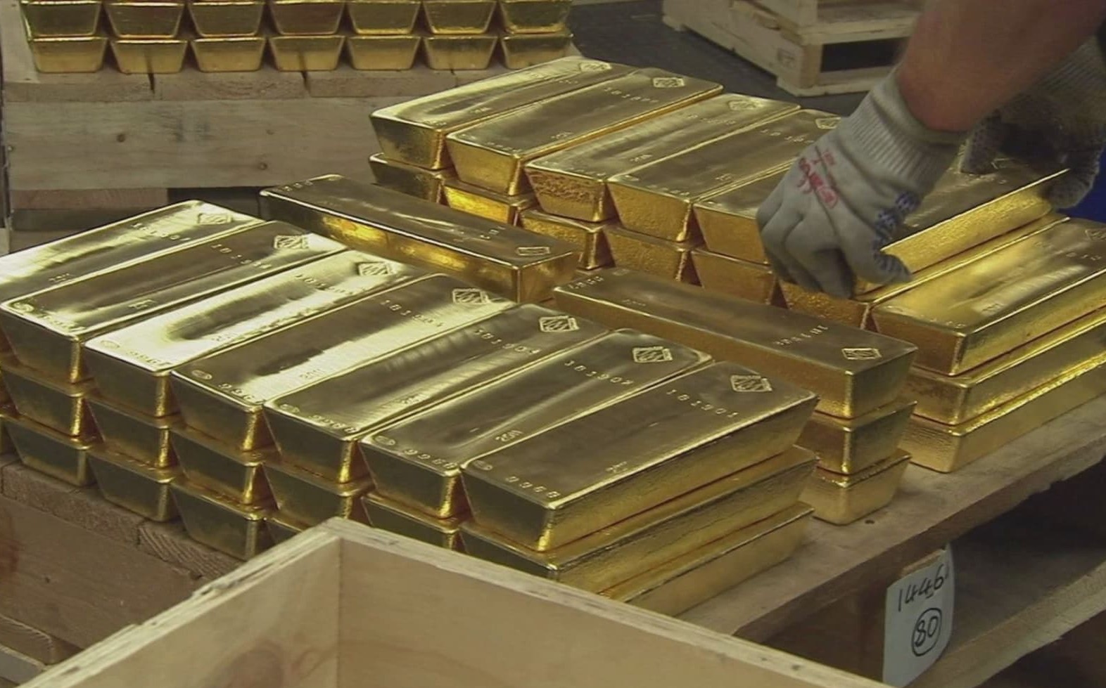 Vàng tiếp tục tăng giá khi nhiều quốc gia tăng mua vàng dự trữ.