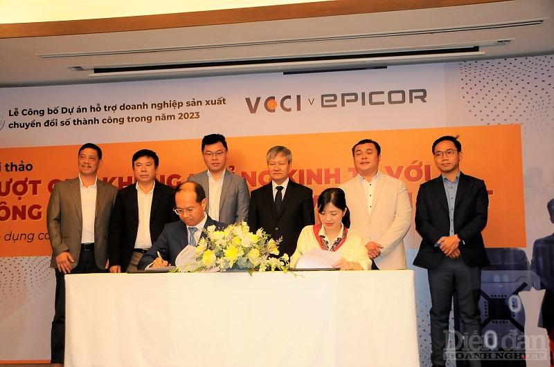 Đại diện VCCI HCM và Tập đoàn Epicor ký kết hợp tác Dự án hỗ trợ Doanh nghiệp sản xuất chuyển đổi số năm 2023 - Ảnh: Đình Đại.