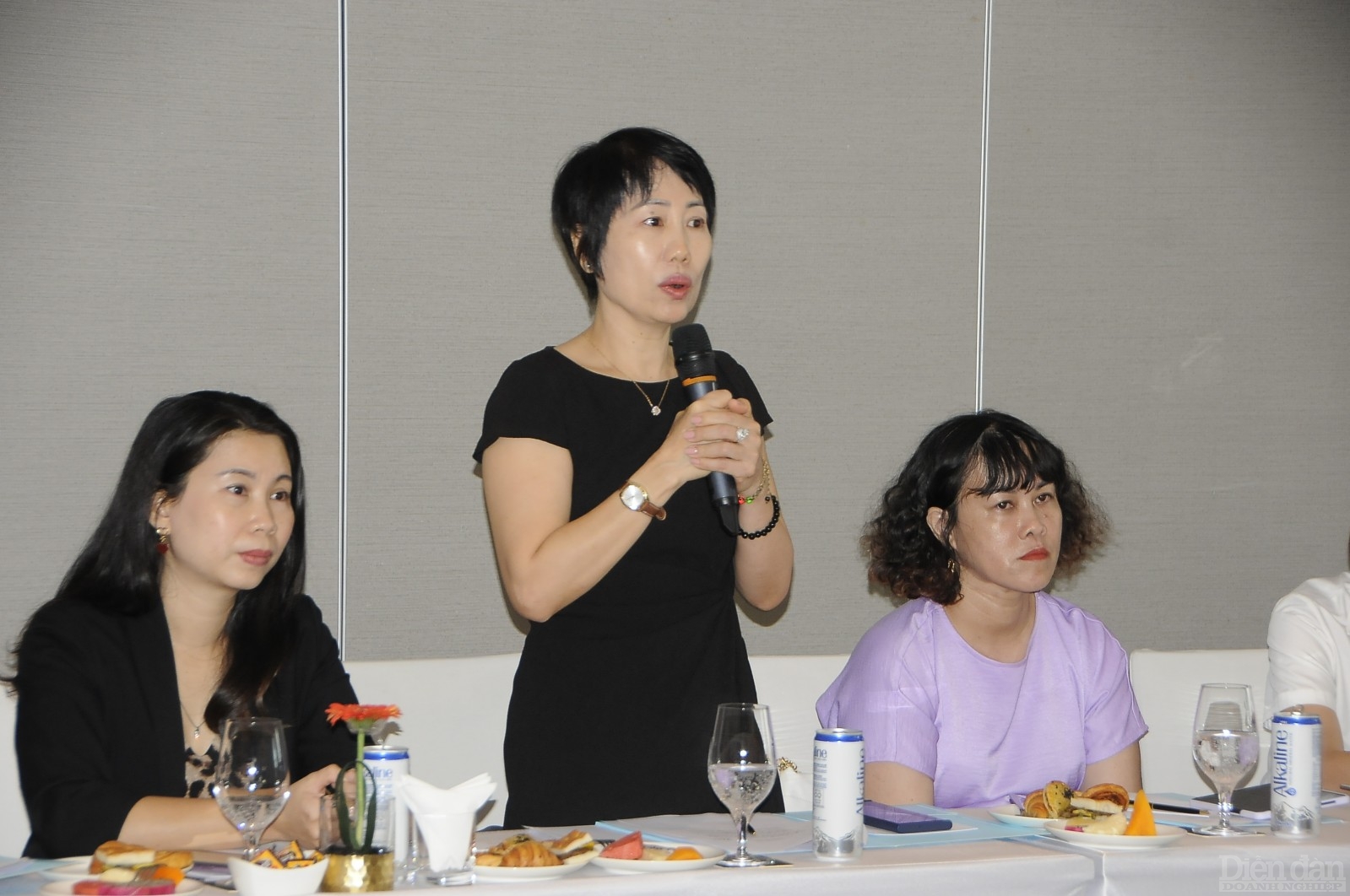 Bà Trần Thị Hà Bình - Giám đốc Nhân sự Công ty May mặc Bowker Việt Nam phát biểu ý kiến tại cuộc họp.