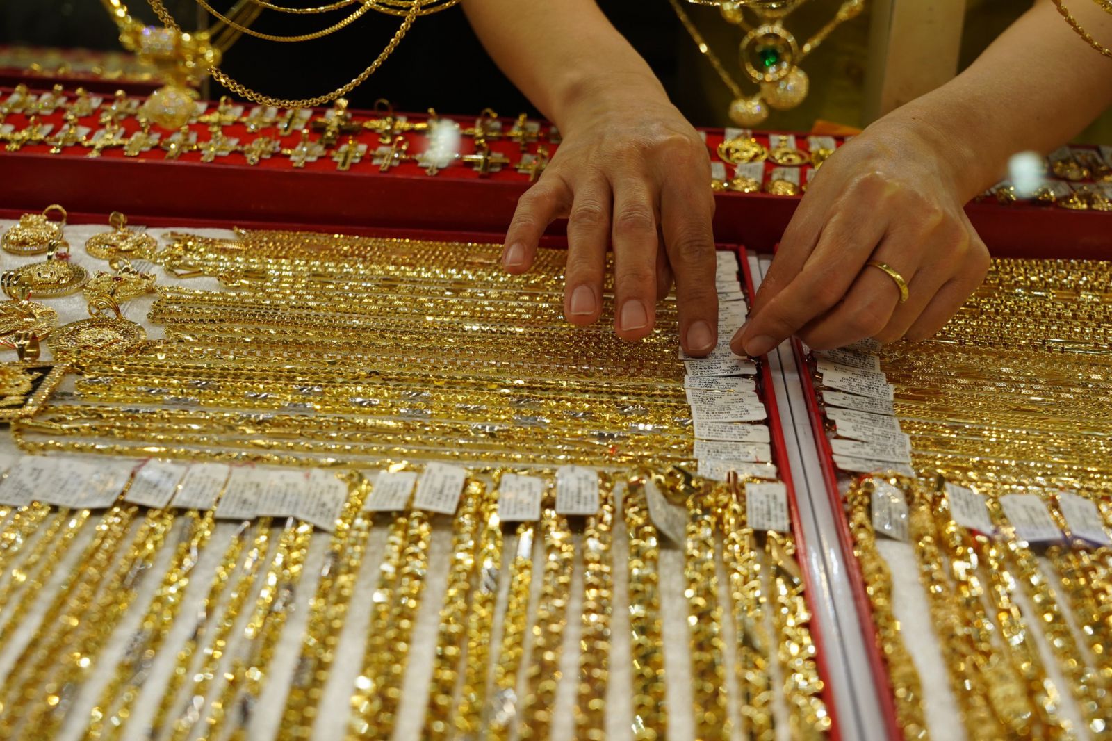 Tại thị trường trong nước, các loại vàng nhẫn, vàng nữ trang cũng giảm mạnh.