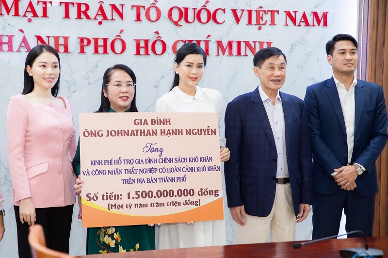 gia đình Doanh nhân ông Johnathan Hạnh Nguyễn đã tặng toàn bộ số tiền dự kiến làm đám cưới cho con trai để ủng hộ cho các hộ gia đình chính sách khó khăn và công nhân thất nghiệp có hoàn cảnh khó khăn trên địa bàn thành phố.