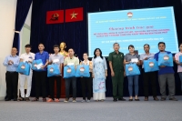 Gia đình Doanh nhân Johnathan Hạnh Nguyễn tặng 100 phần quà cho công nhân mất việc