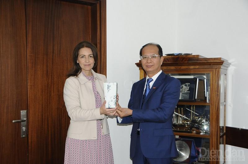 Ông Nguyễn Hữu Nam - Phó Giám đốc VCCI HCM tặng quà lưu niệm cho bà 