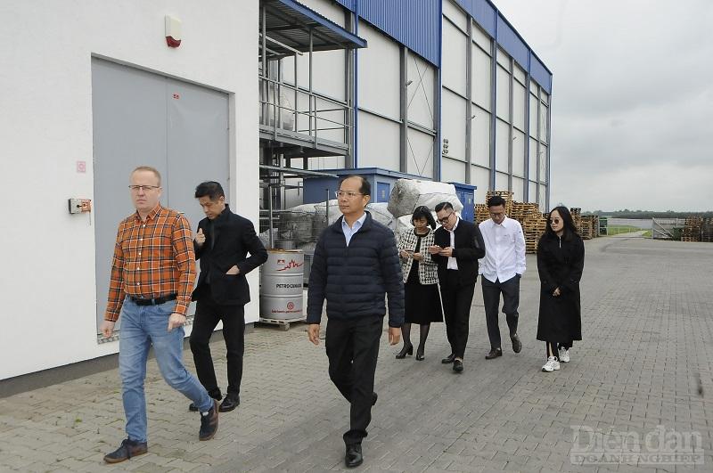 Lãnh đạo Công ty Mir - Kar dẫn đoàn công tác đi tham quan cánh đồng điện mặt trời do công ty đầu tư để phục vụ cho hệ thống kho lạnh của công ty - Ảnh: Đình Đại.
