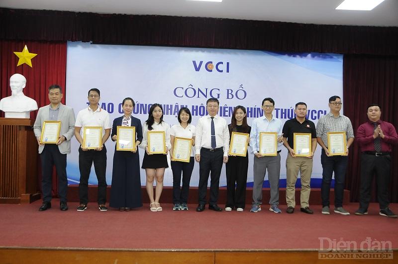 Giám đốc VCCI HCM Trần Ngọc Liêm chụp hình lưu niện với các doanh nghiệp - Ảnh: Đình Đại.