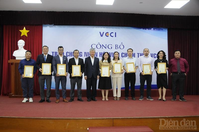 Phó chủ tịch VCCI Võ Tân Thành trao Chứng nhận Hội viên chính thức cho các doanh nghiệp - Ảnh: Đình Đại.