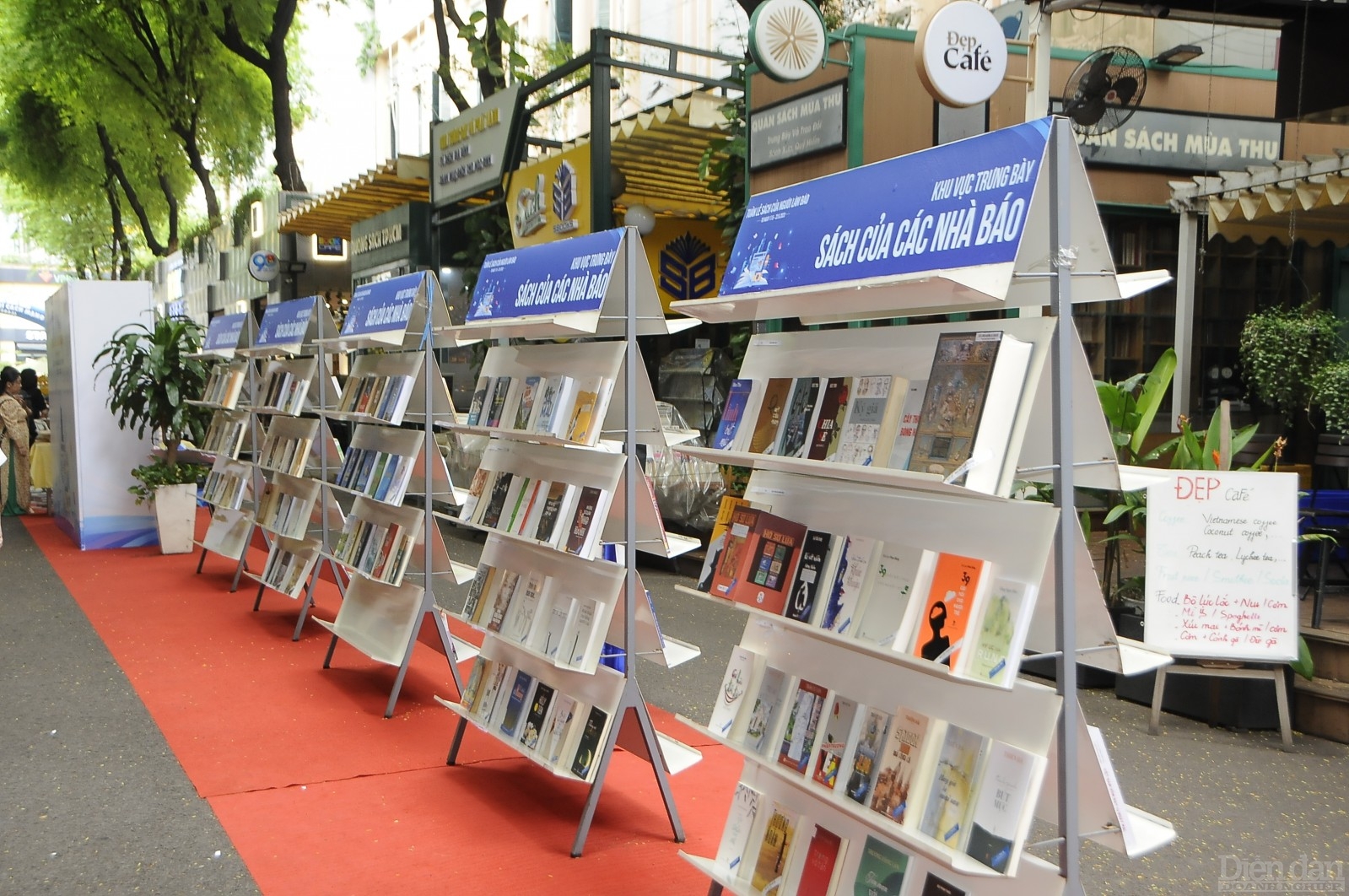 Tuần lễ sách của người làm báo trưng bày 200 tựa sách của các phóng viên nhóm tác giả.