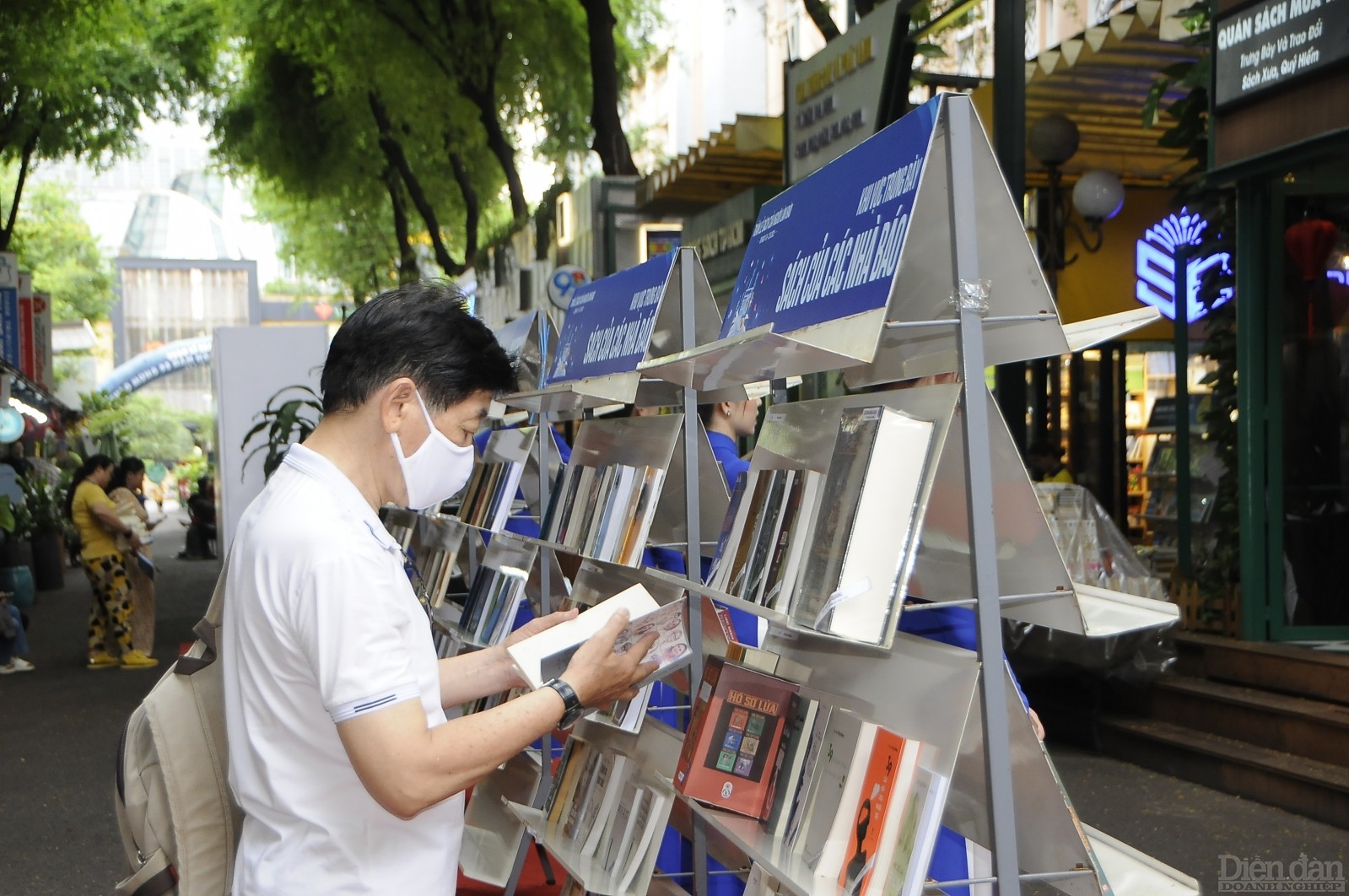Độc giả tìm đọc những cuốn sách của các nhà báo tại ngày khai mạc Tuần lễ sách.