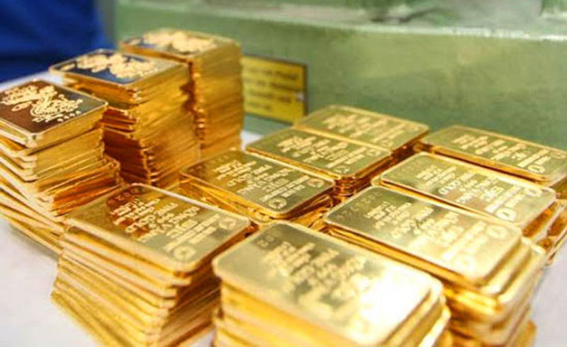 Trong khi giá vàng thế giới giảm sâu, giá vàng miếng SJC trong nước gần như không có nhiều biến động.