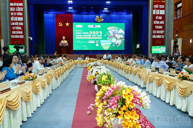 Toàn cảnh Diễn đàn “Phát triển Nông nghiệp Việt Nam 2023: Thu hút doanh nghiệp đầu tư cho nông nghiệp bền vững”.