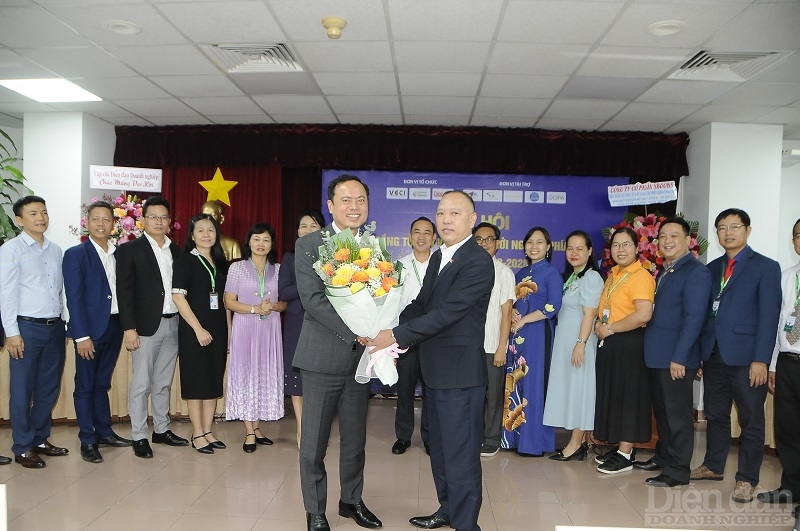 Nhà báo Phạm Hùng tặng hoa chúc mừng tân Chủ tịch Hội đồng Huỳnh Thanh Vạn.