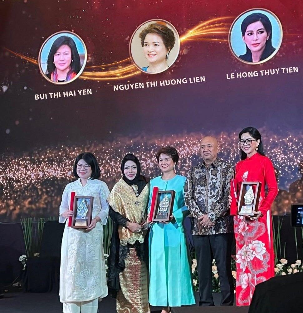 CEO Lê Hồng Thủy Tiên (ngoài cùng bên phải) nhận Giải thưởng 