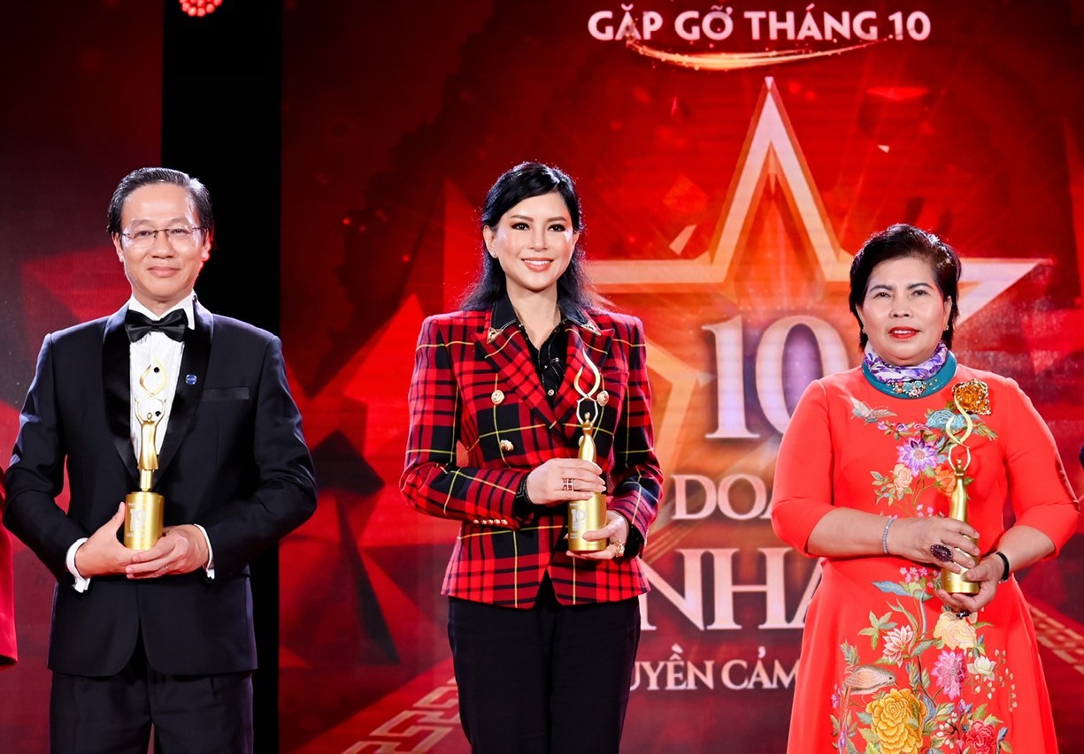 Doanh nhân Lê Hồng Thuỷ Tiên - CEO IPPG được vinh danh “Doanh nhân truyền cảm hứng”, ở hạng mục “Ra thế giới để mang về”. 