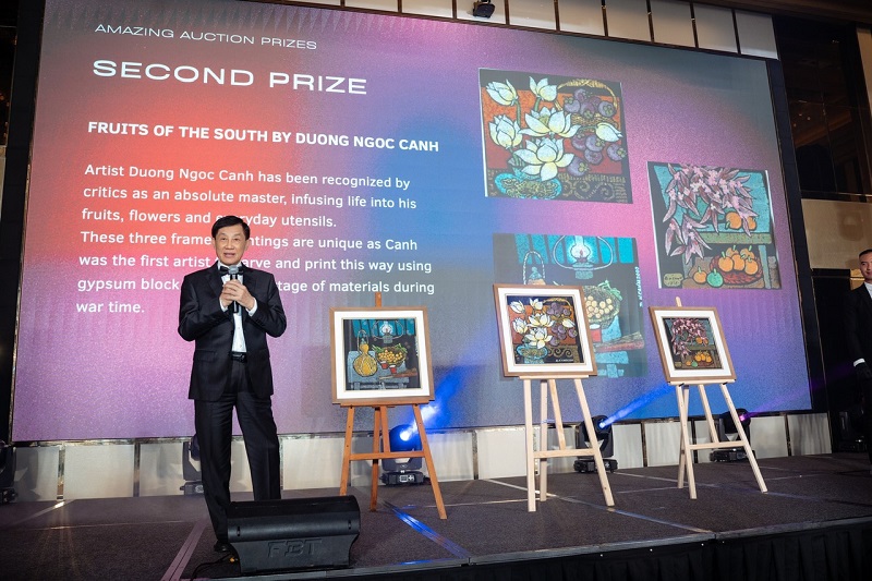 doanh nhân Johnathan Hạnh Nguyễnp/- Chủ tịch HĐTV Tập đoàn Liên Thái Bình Dương (IPPG) đã đấu giá thành công là 3 bức tranh khắc của họa sĩ Đường Ngọc Cảnh, trị giá 2,4 tỷ đồng để gây quỹ từ thiện.
