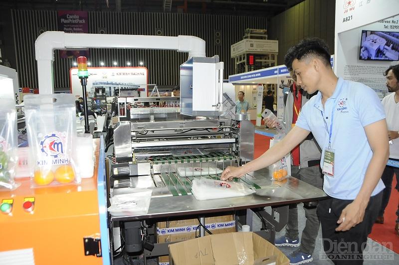 các doanh nghiệp có thể tiếp cận với các nhà cung cấp máy móc, thiết bị cũng như công nghệ tiến tiến của các quốc gia trên thế giới ngay tại Việt Nam - Ảnh: Đình Đại.