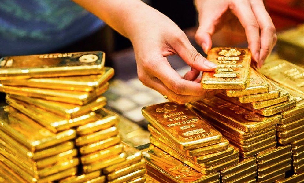 Giá vàng miếng SJC và vàng trang sức trong nước cũng bật tăng mạnh.