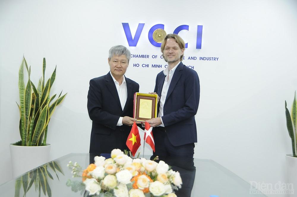 Phó chủ tịch VCCI Võ Tân Thành tặng quà lưu niệm cho ôngp/Jesper Friis - Ảnh: Đình Đại.