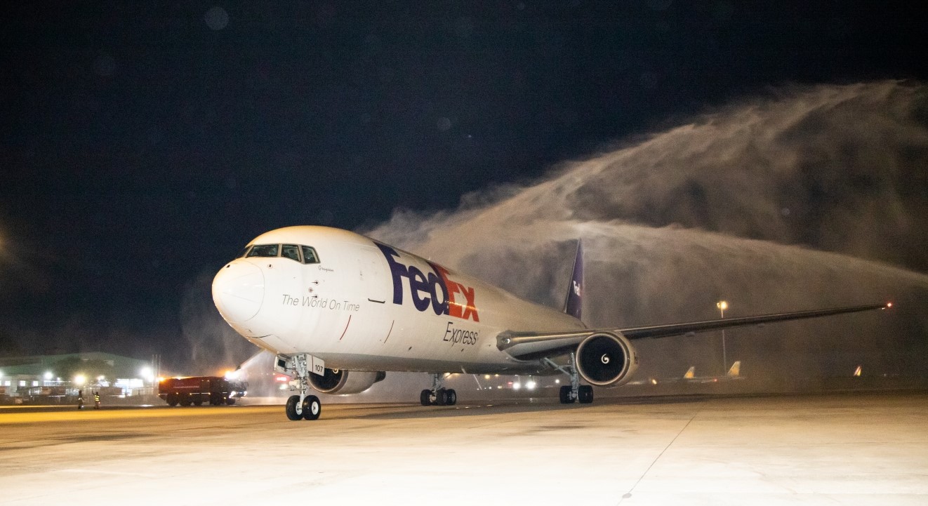 FedEx Express Việt Nam đã chính thức ra mắt dịch vụ mới bao gồm các chuyến bay đêm đến và đi từ Thứ 3 đến Thứ 6 hàng tuần. Theo đó, các lô hàng xuất khẩu từ khu vực Nam Việt Nam đi các thị trường lớn tại châu Á sẽ rút ngắn thời gian vận chuyển chỉ còn một ngày, và đến châu Âu chỉ mất hai ngày làm việc. 