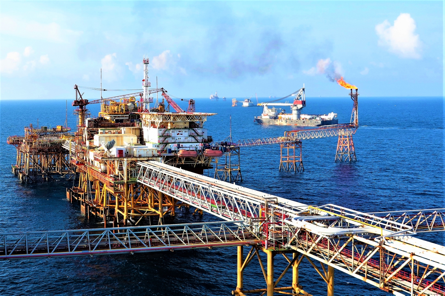 Giá dầu thô ảnh hưởng đến chu kỳ kinh doanh của ngành dầu khí tại Việt Nam.