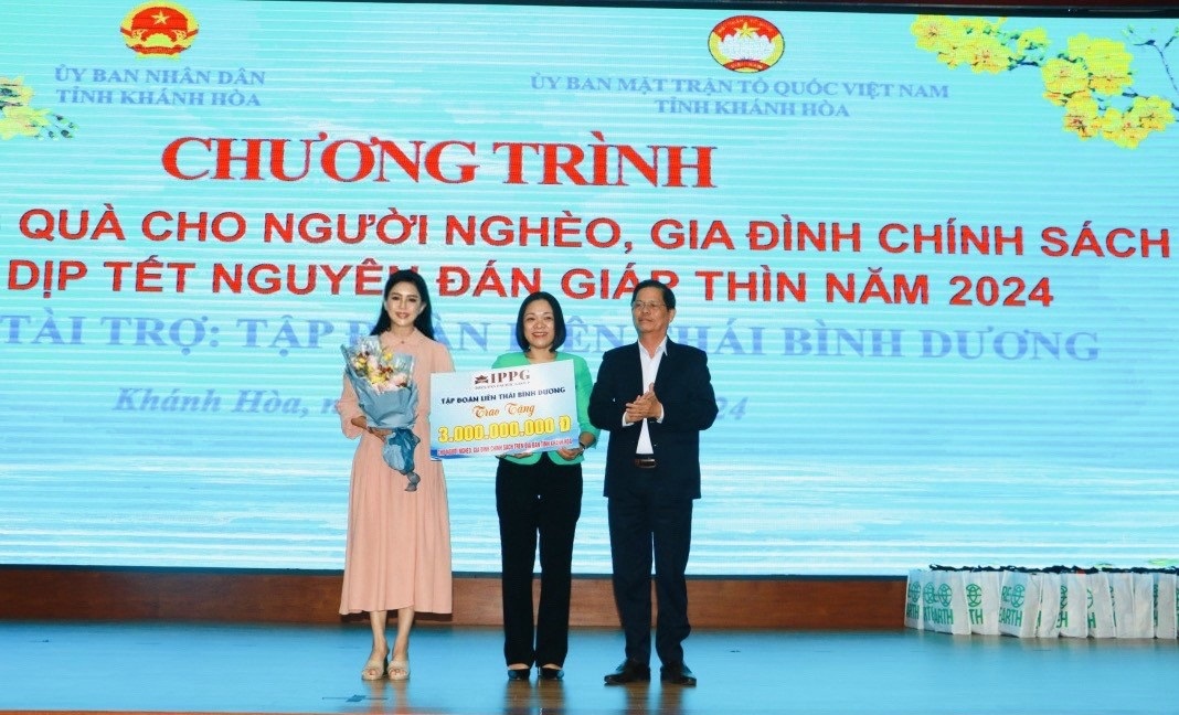 CEO IPPG Lê Hồng Thủy Tiên (bìa phải) trao 3 tỷ đồng cho Quỹ Vì người nghèo tỉnh Khánh Hòa.