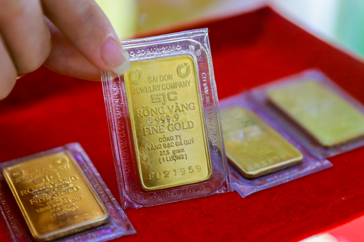 Trong khi giá vàng thế giới giảm, giá vàng trong nước bật tăng mạnh.