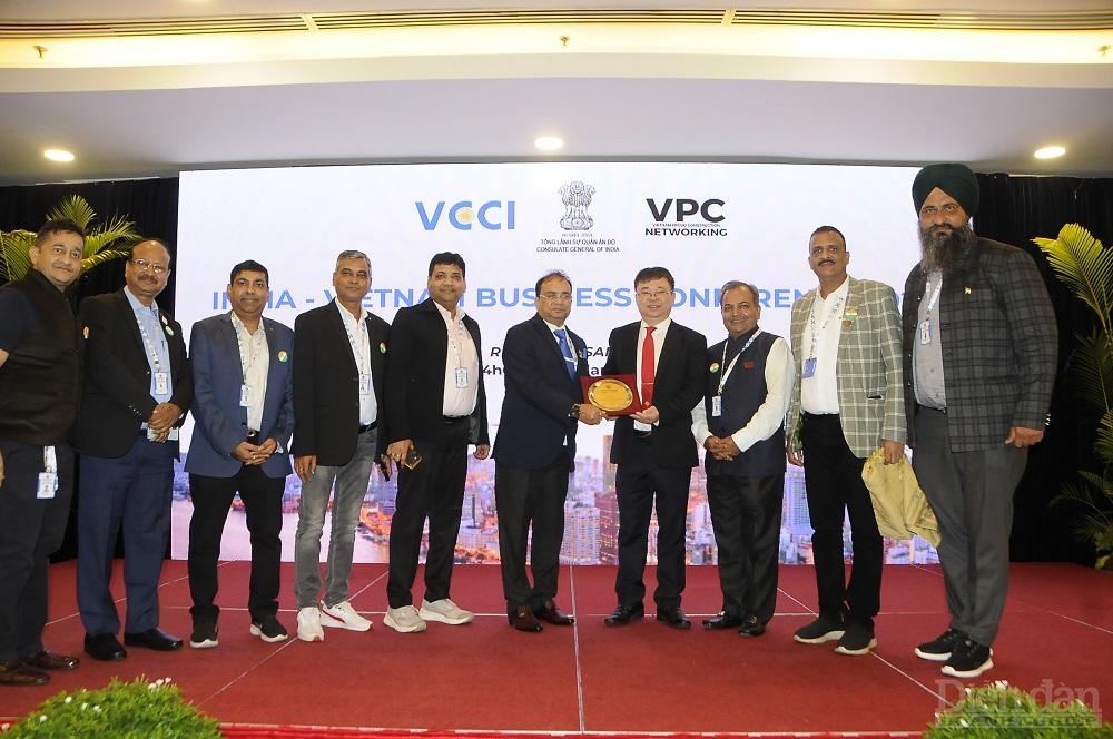 Đại diện đoàn Ấn Độ tặng quà lưu niệm cho Giám đốc VCCI HCM Trần Ngọc Liêm.