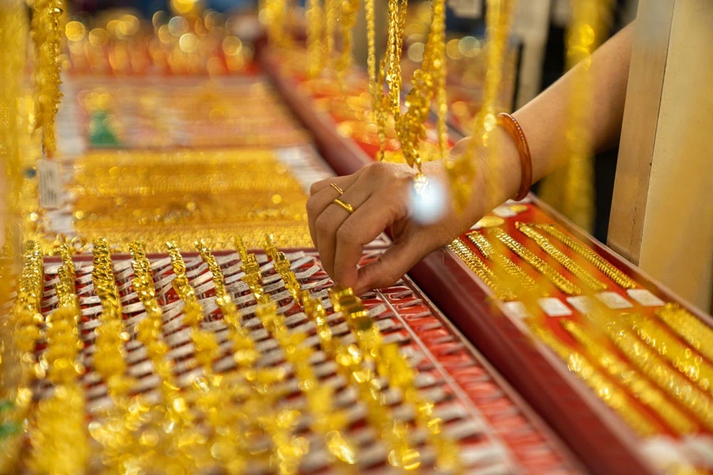 Giá vàng trang sức hôm nay giảm mạnh gần 1 triệu đồng/lượng.