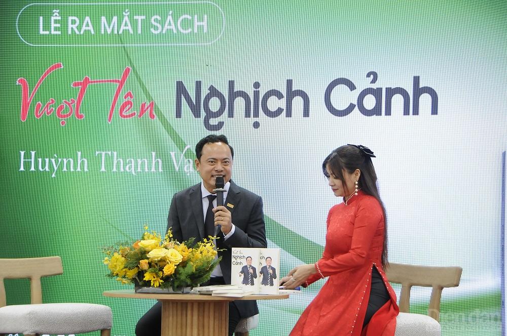 Tác giả Huỳnh Thanh Vạn giao lưu cùng độc giả tại Lễ ra mắt sách 