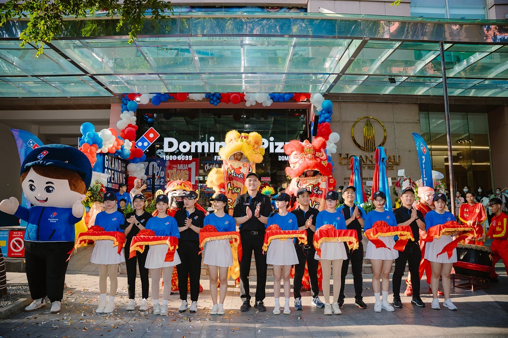 Cửa hàng Domino’s Pizza Nha Trang đầu tiên tọa lạc tại Trung tâm Thương mại Nha Trang Center, số 20 Trần Phú, phường Lộc Thọ, thành phố Nha Trang, tỉnh Khánh Hòa.