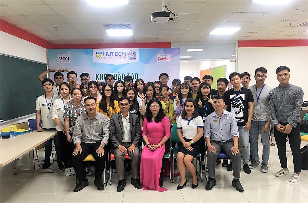 Lễ khai giảng khóa học Khởi sự doanh nghiệp do Báo Diễn đàn Doanh Nghiệp vừa phối hợp với trường Đại học Công nghệ TPHCM tổ chức.