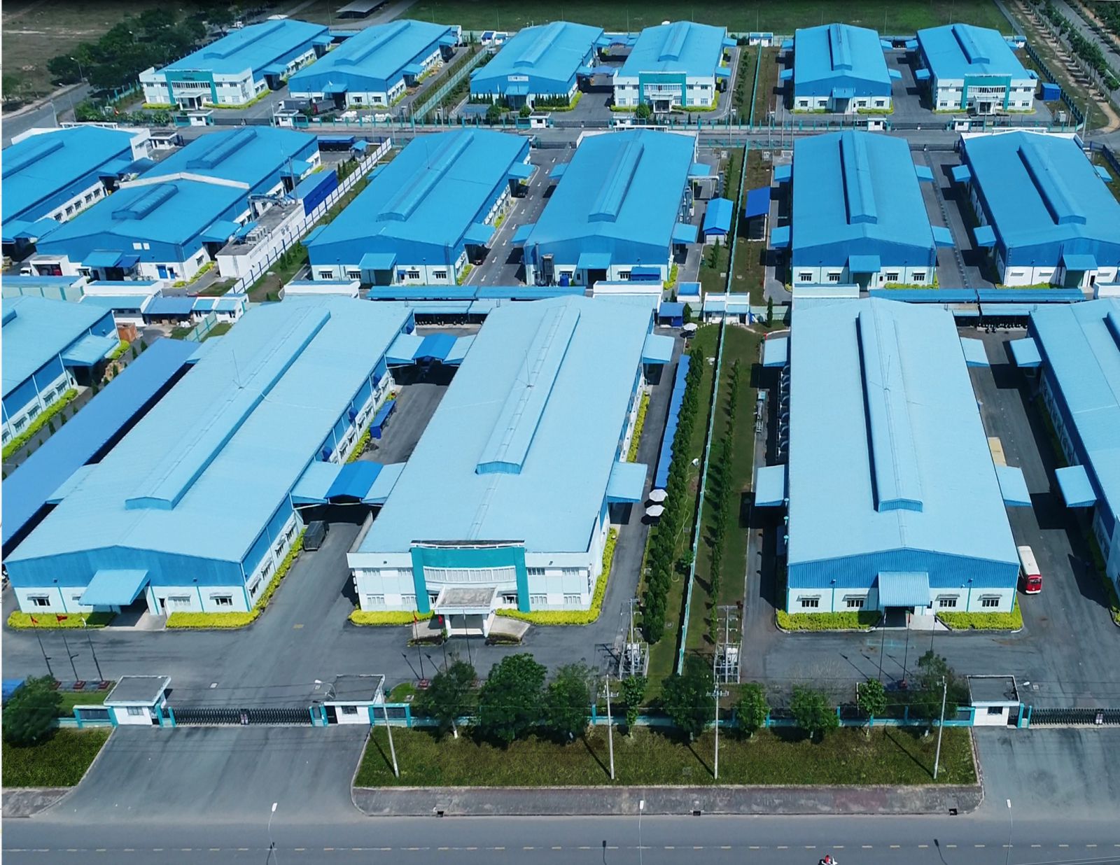 Sản phẩm nhà xưởng cho thuê tại các khu công nghiệp của Sonadezi hiện thu hút rất nhiều nhà đầu tư (trong hình: cụm nhà xưởng cho thuê tại Khu Công nghiệp Long Thành).